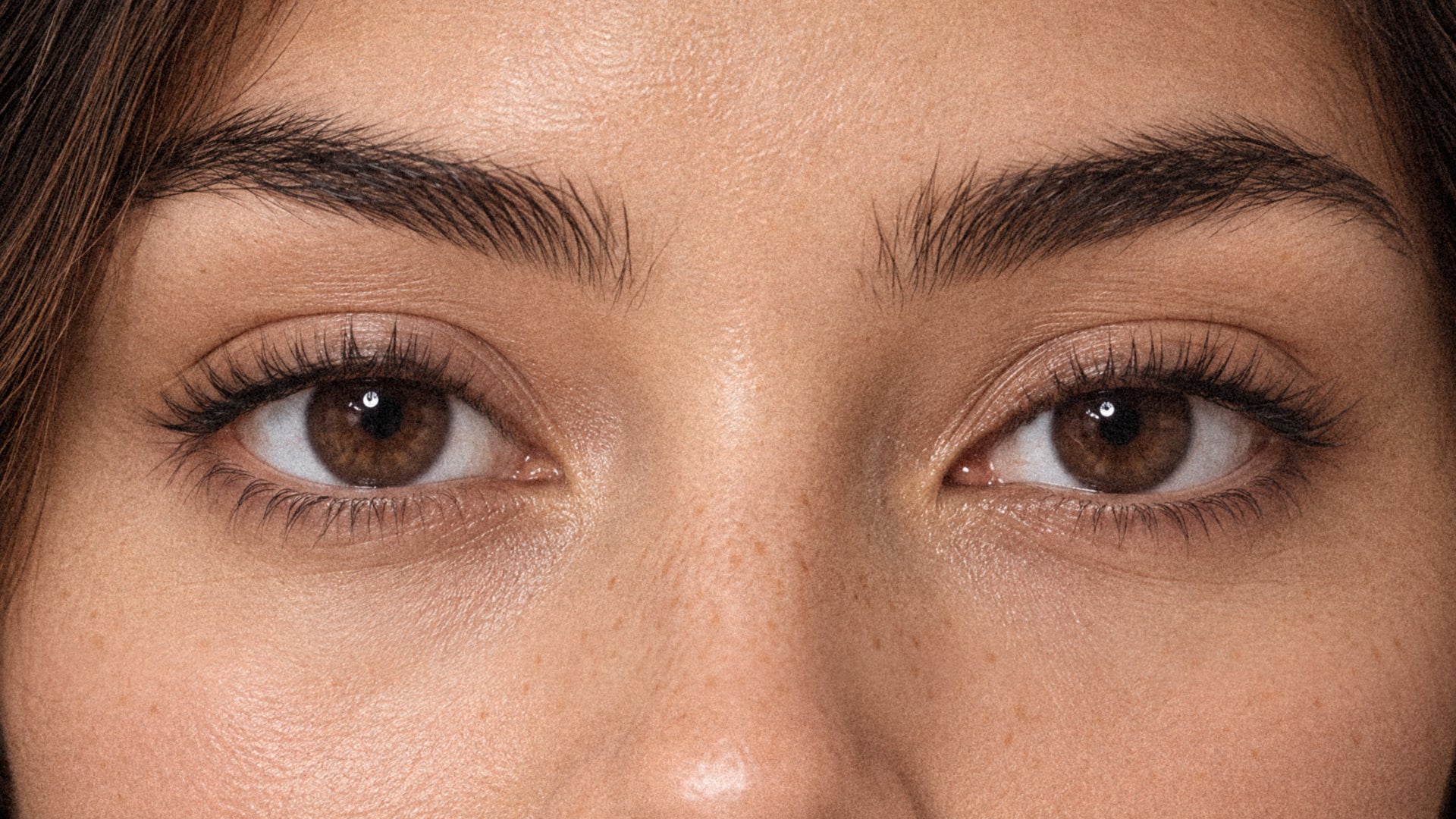 Before applying winged eyeliner